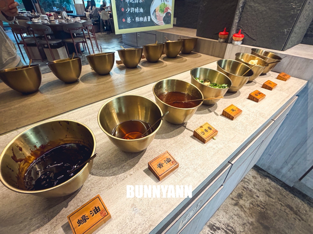 只有當地人才知道，卻是鴛鴦鍋店家，點個牛魔王就很夠吃，功夫菜也是招牌