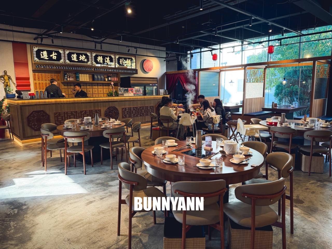 只有當地人才知道，卻是鴛鴦鍋店家，點個牛魔王就很夠吃，功夫菜也是招牌