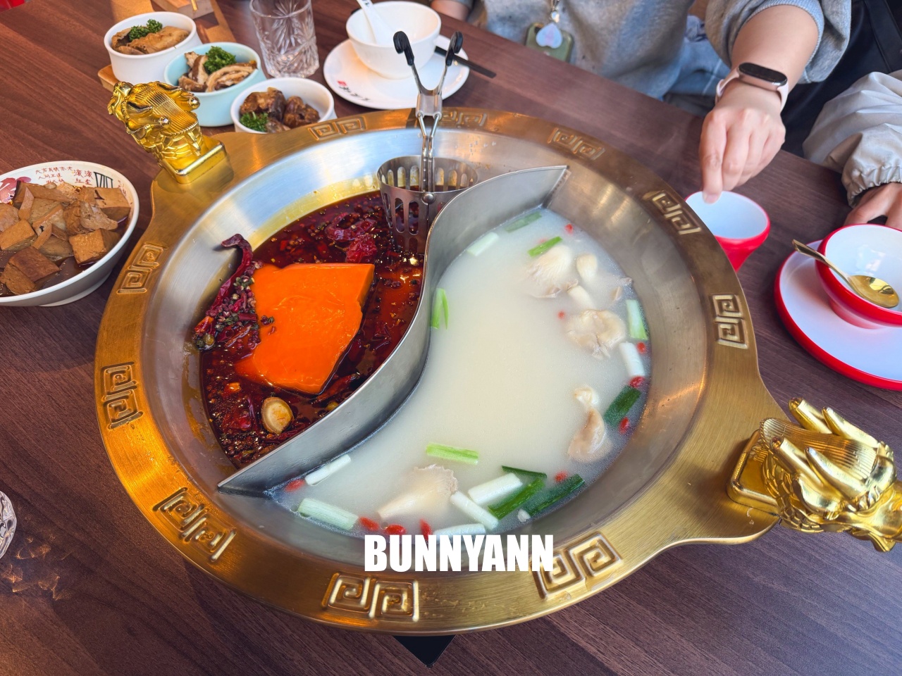 只有當地人才知道，卻是鴛鴦鍋店家，點個牛魔王就很夠吃，功夫菜也是招牌