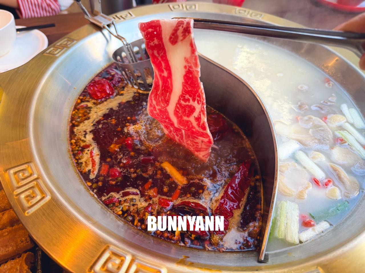 只有當地人才知道，卻是鴛鴦鍋店家，點個牛魔王就很夠吃，功夫菜也是招牌