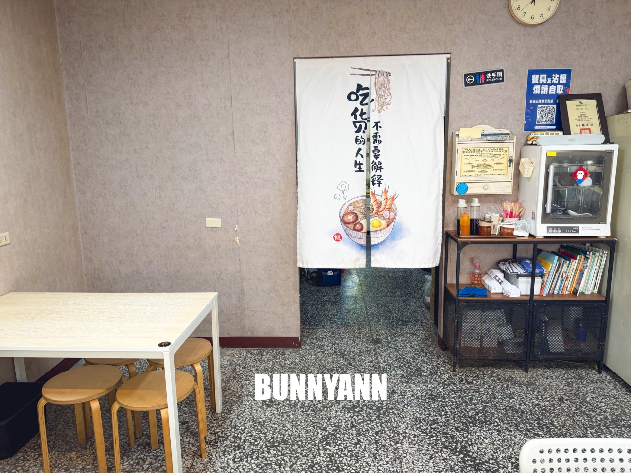 知道的人很少，卻是羊肉湯店，滷肉飯配清燉羊排湯是招牌