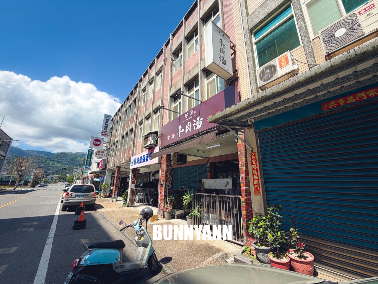 知道的人很少，卻是羊肉湯店，滷肉飯配清燉羊排湯是招牌