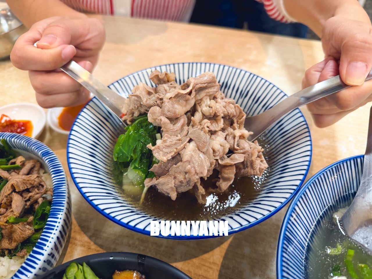 知道的人很少，卻是羊肉湯店，滷肉飯配清燉羊排湯是招牌