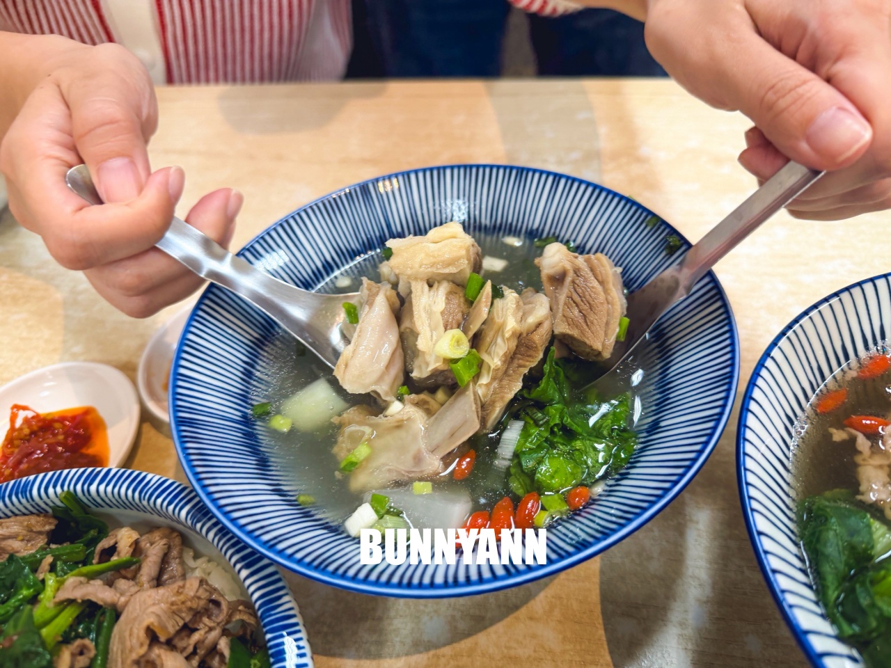 知道的人很少，卻是羊肉湯店，滷肉飯配清燉羊排湯是招牌