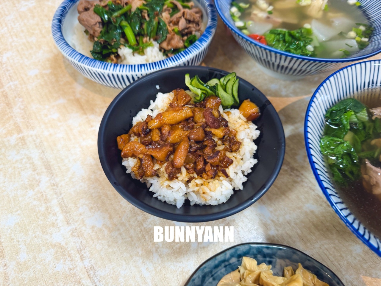 知道的人很少，卻是羊肉湯店，滷肉飯配清燉羊排湯是招牌