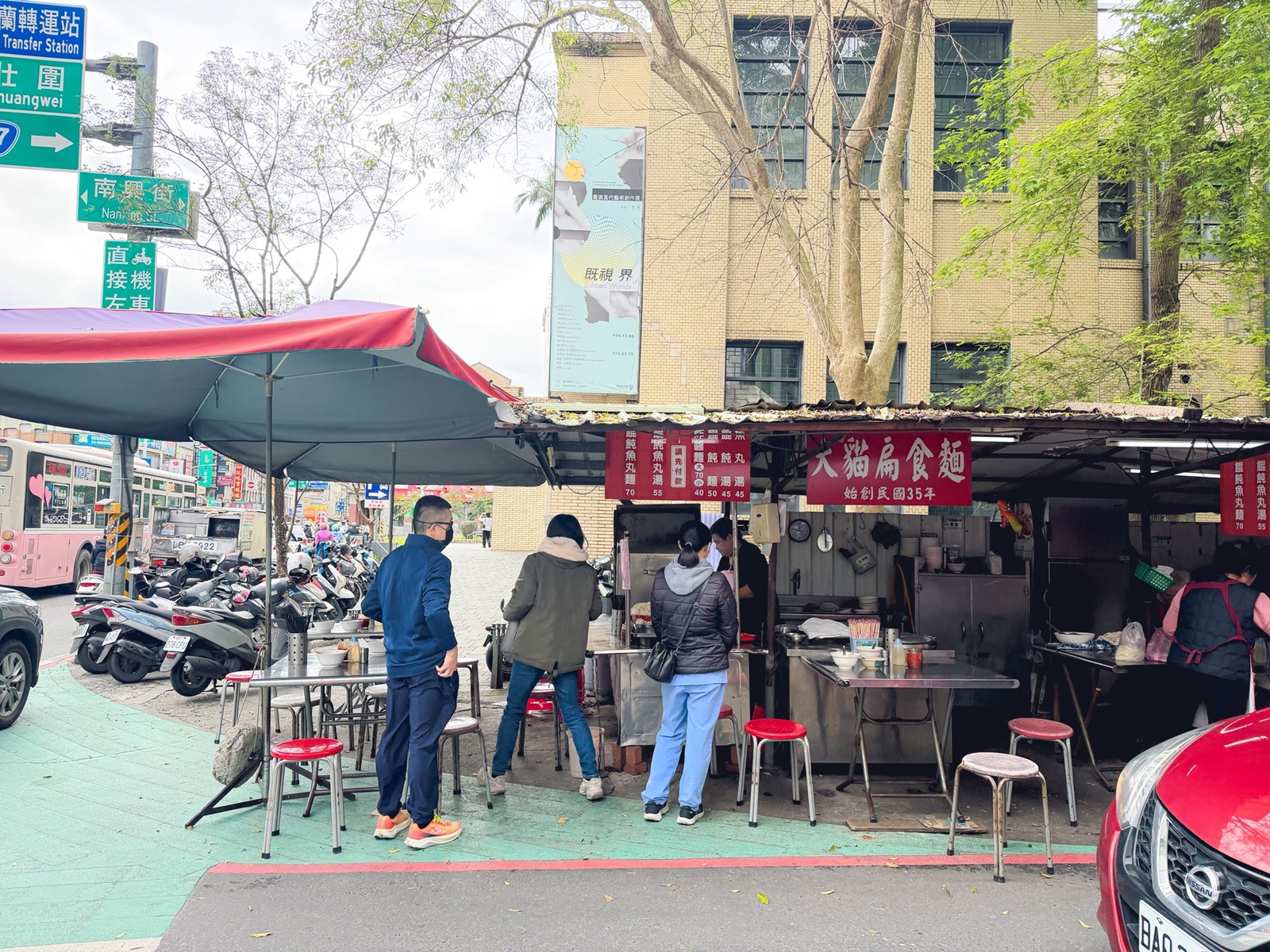 完全只有當地人才曉得，就是炸醬麵店家，點個一組就很滿足，餛飩湯是招牌
