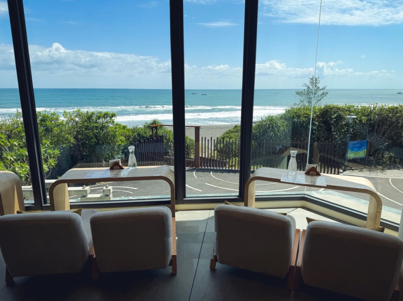 這家開海邊很少人知道，就是面海咖啡店，水果鬆餅是招牌主打