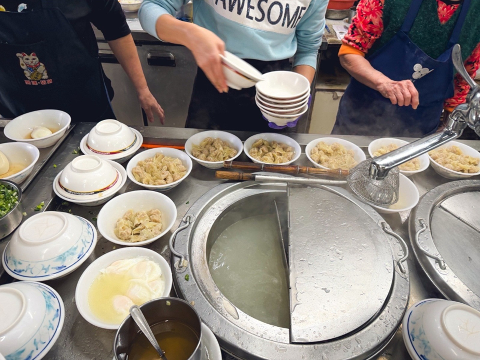 外國人專程來吃，是餛飩湯店家，點一碗有十多顆好划算，乾麵也是主打