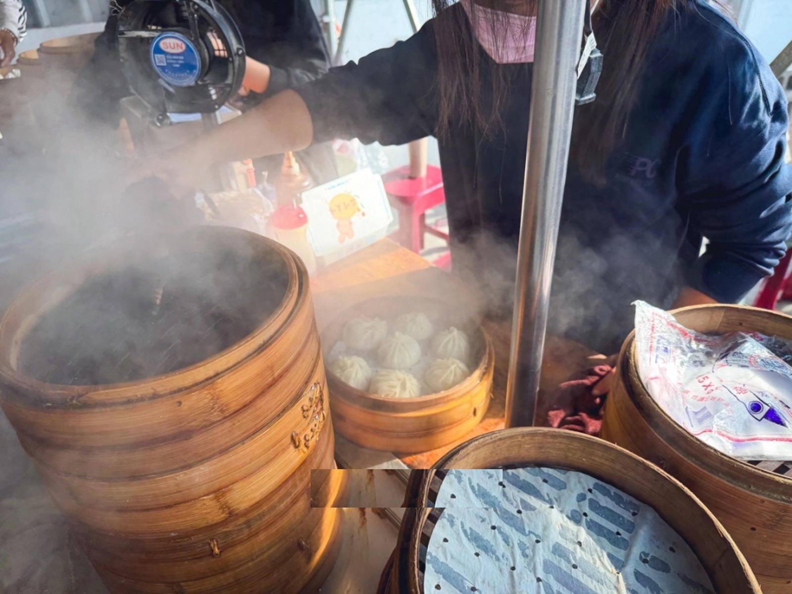 很多人不知道，是私房湯包店家，點個一籠就吃不完，大蒜醬油是招牌