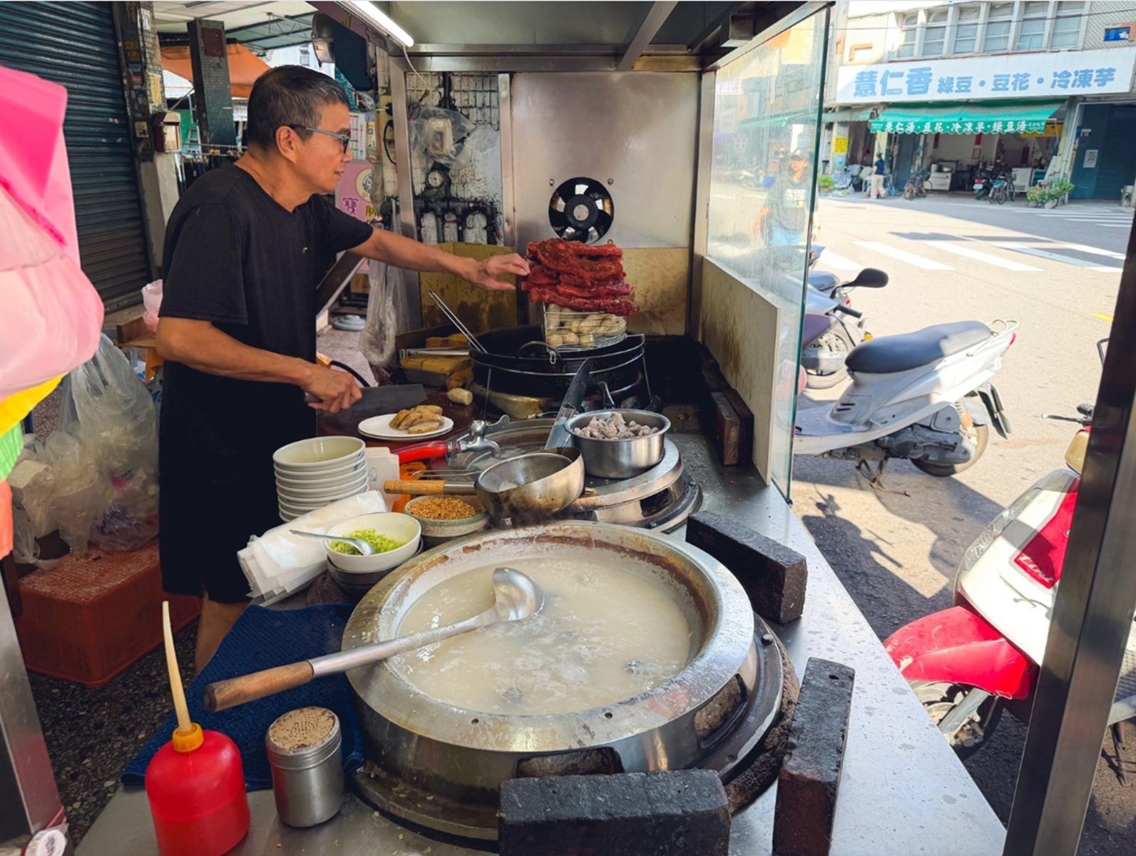 台中【第五市場蚵仔粥】網路4000則好評，必點紅燒肉跟蚵仔粥，超強排隊小吃店分享。