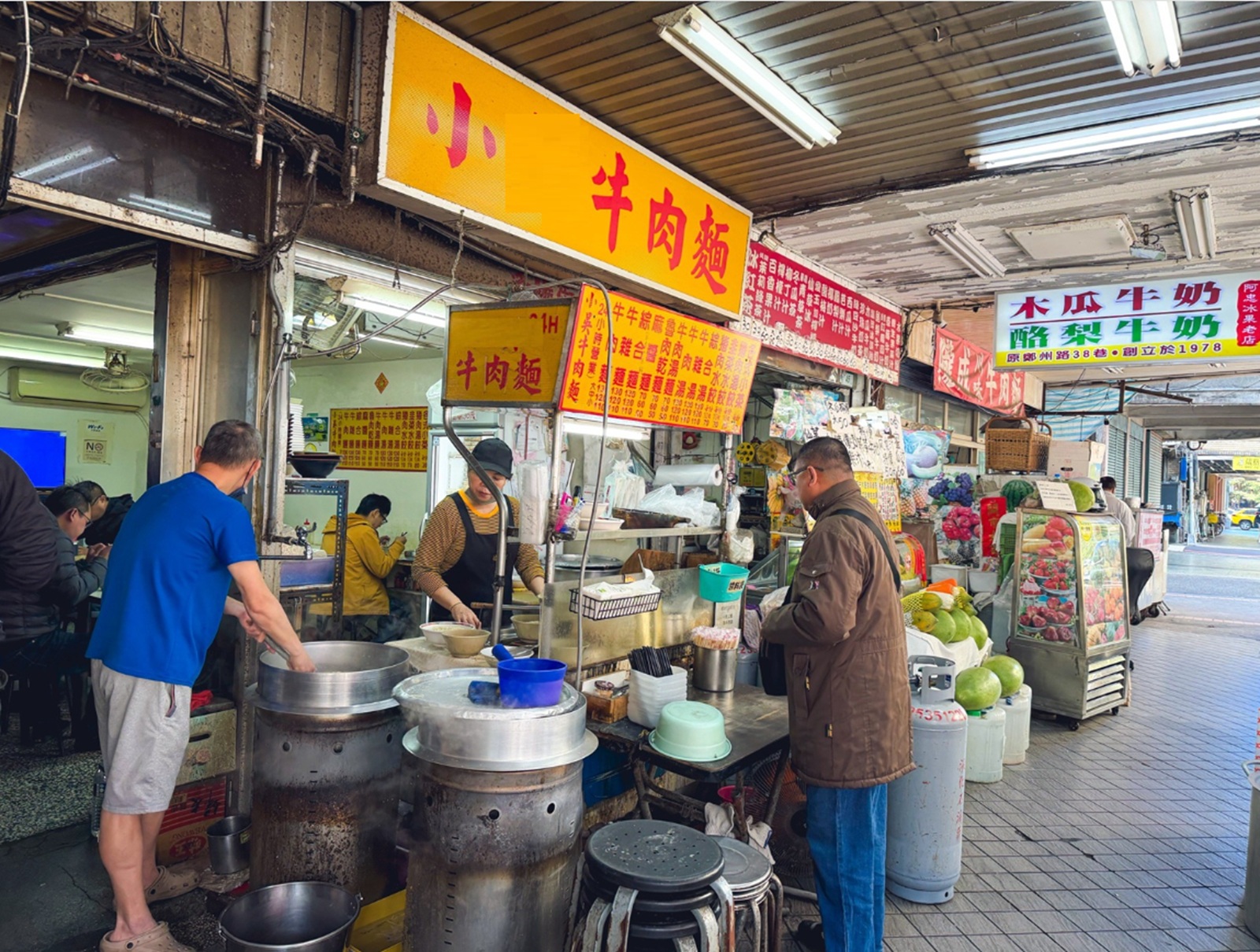台北【小吳牛肉麵】西門町24小時不打烊，牛肉麵只要110元起，老台北人的深夜食堂。