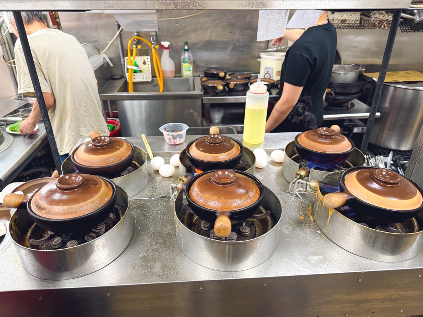 這間你應該不會發現，隱藏版臘味煲仔飯，必點超狂麻辣皮蛋拌麵！