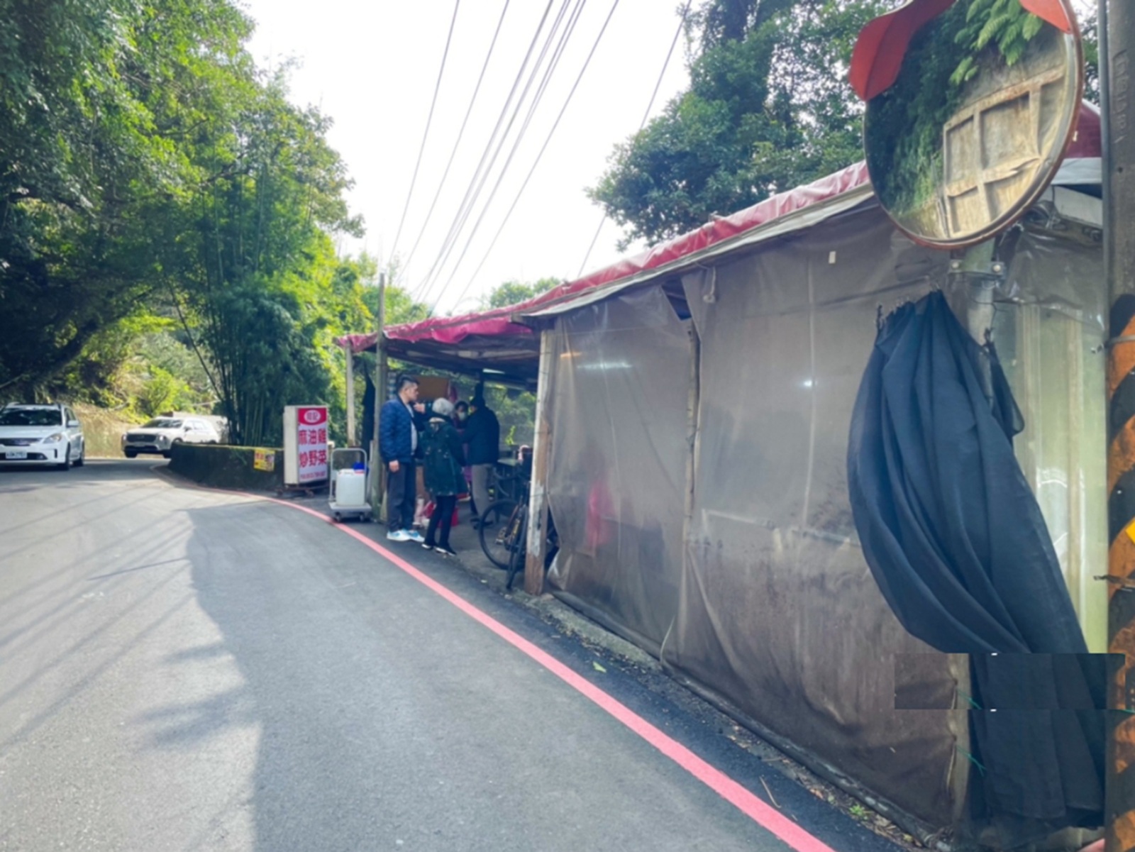 陽明山【何記麻油雞】士林這家麻油雞湯真不錯喝，炒羊肉也很猛。