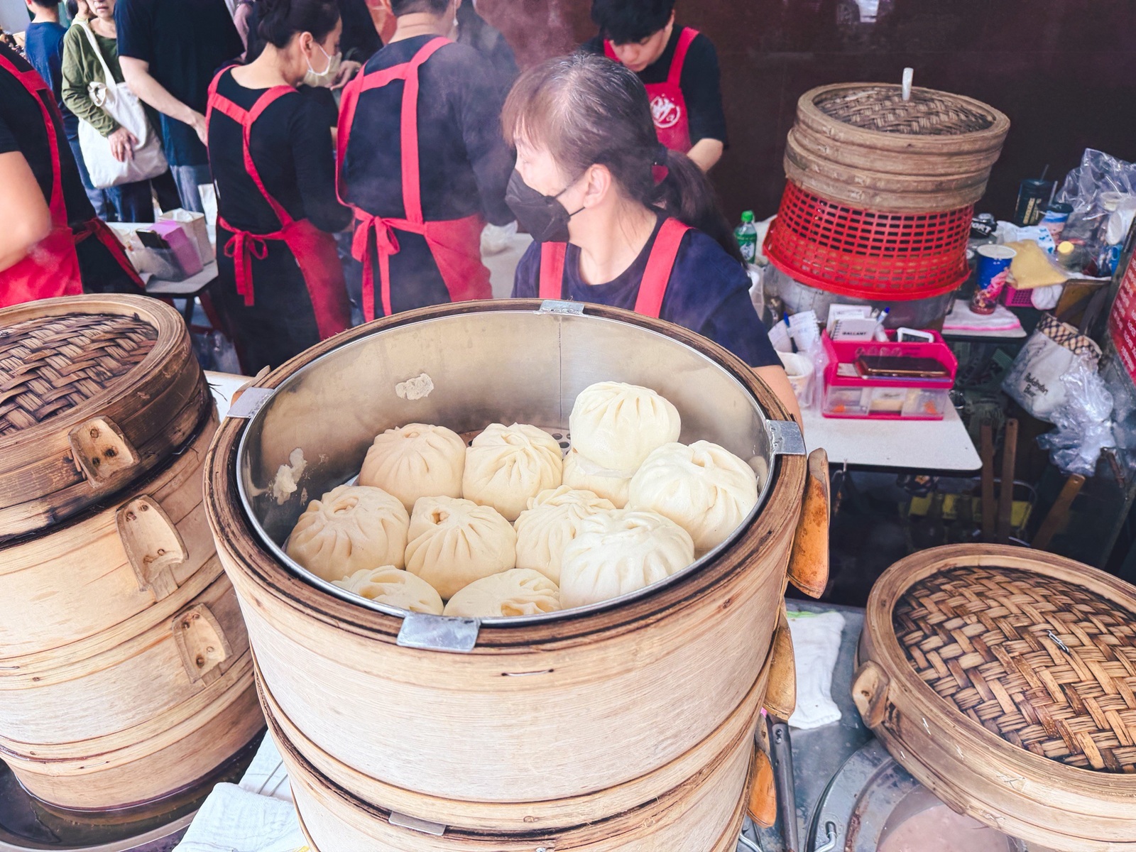 大稻埕迪化街必吃！妙口四神湯肉包專賣店，在地人狂推的超猛爆汁肉包與獨門紫黑四神湯！