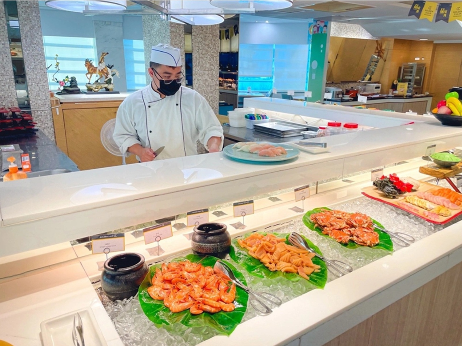 最沒名的老牌餐廳真的很狂，50道料理跟熱炒含螃蟹吃到飽，平日午晚只要649