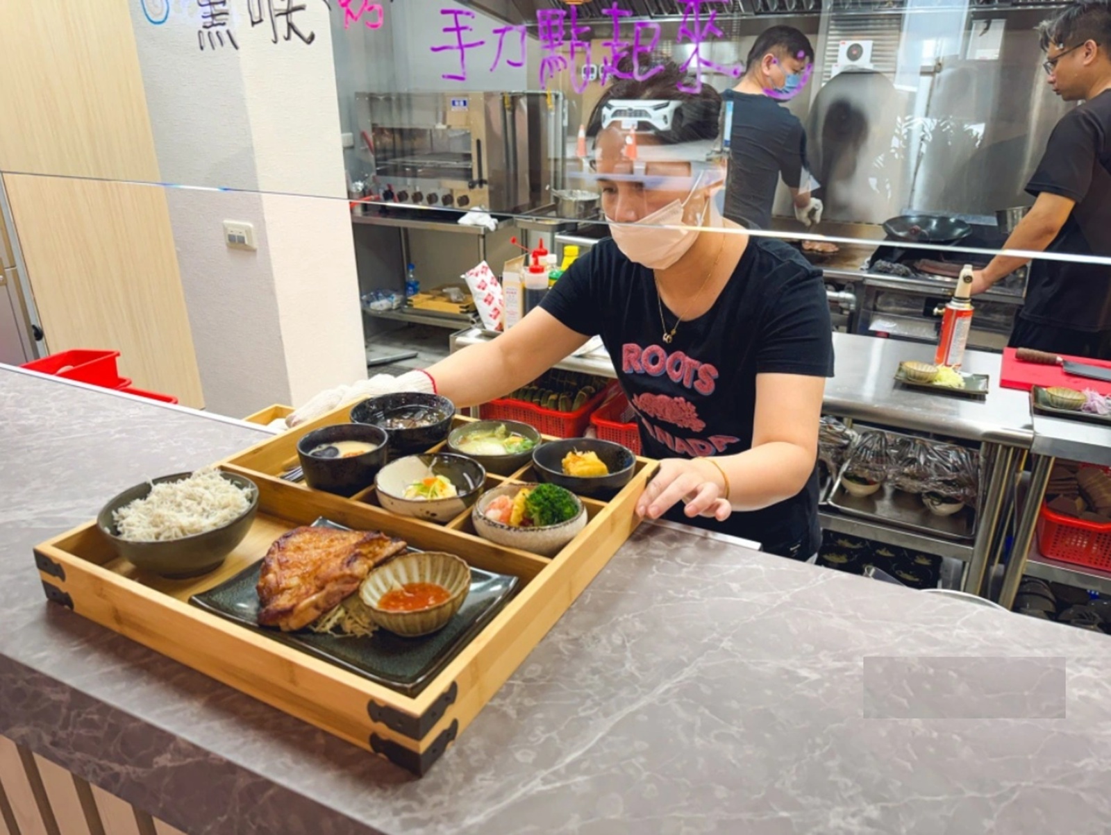 根本在地人才知道，就是定食店家，點個一份就吃超飽，小美冰無限挖是主打 @小兔小安*旅遊札記