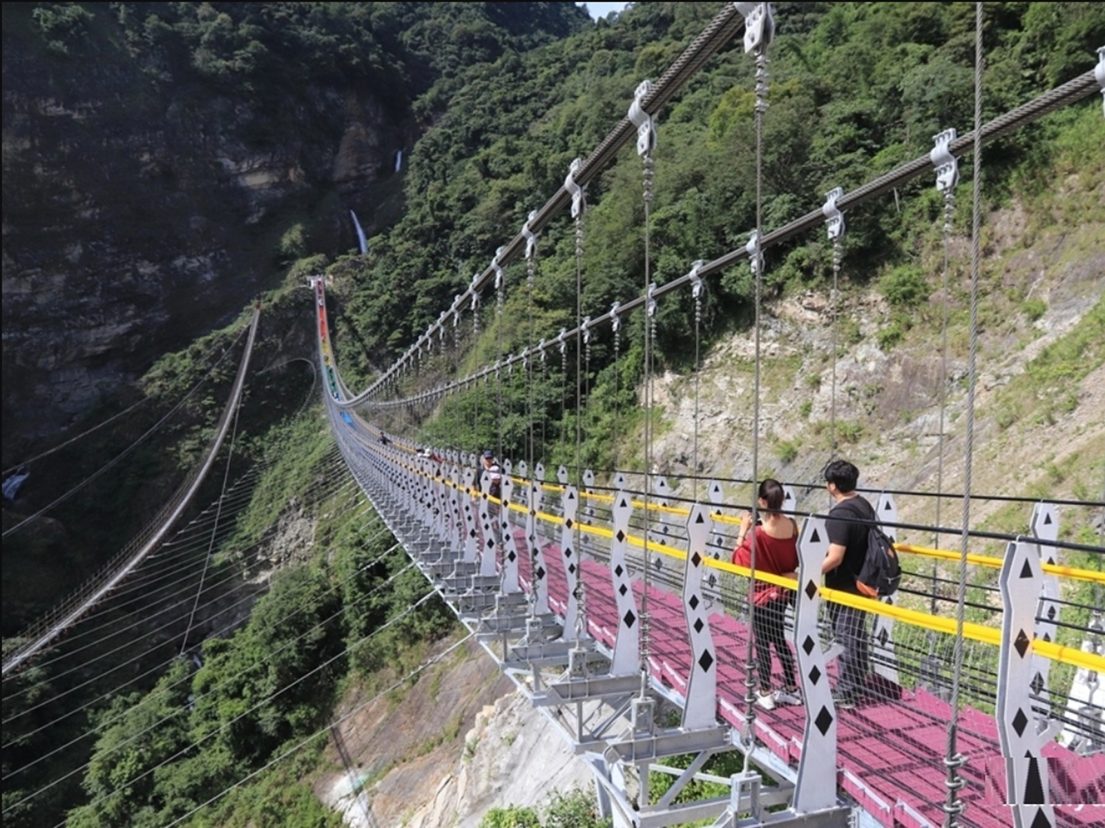 雙龍瀑布七彩吊橋
