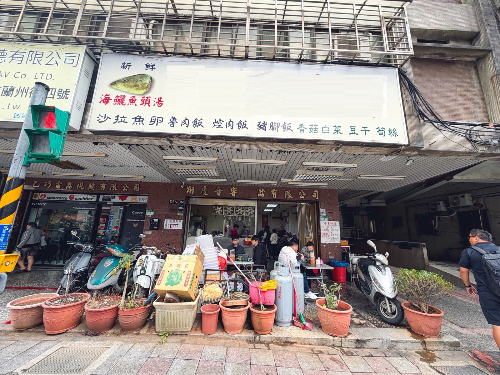 當地人才知道這間，卻是鮮魚湯店家，點個一碗就很滿足，滷肉飯也是招牌