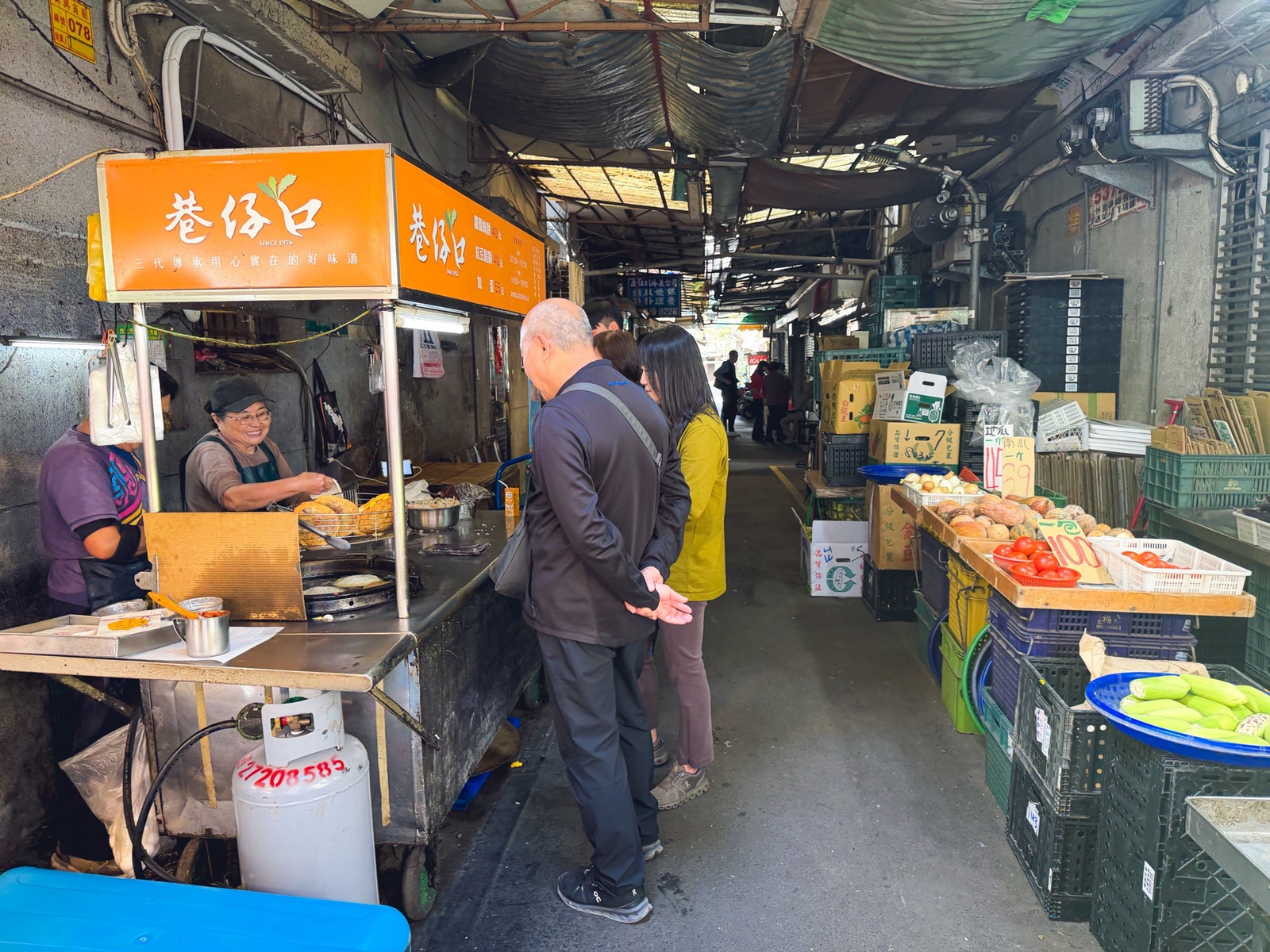 有間蘿蔔絲餅每天排隊，傳承三代又賣很便宜，加蛋金黃酥脆就很好吃