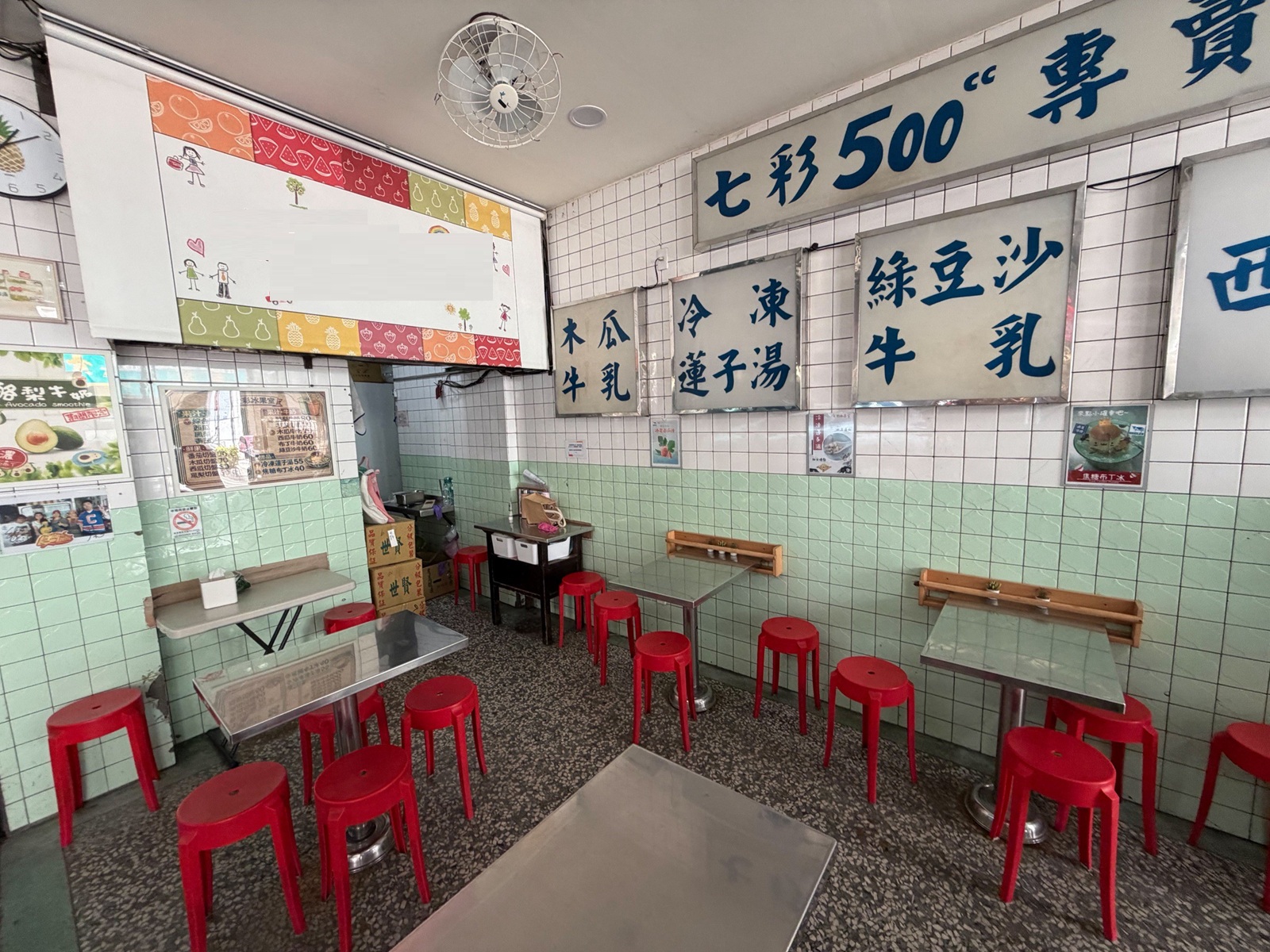 很少人知道這間冰果室，卻是布丁冰店家，蒜汁番茄拼盤也是招牌 @小兔小安*旅遊札記