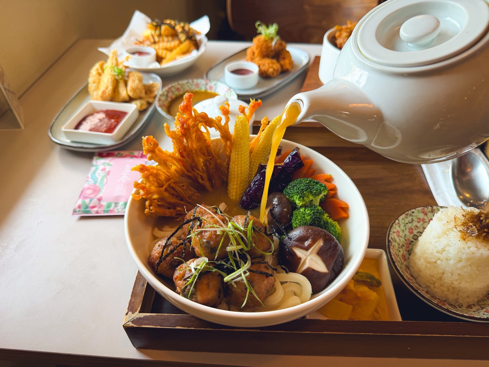 臺中必吃創意美食！咖哩厚台灣茶咖哩香氣逼人，還有超萌兒童餐，全家人都愛！