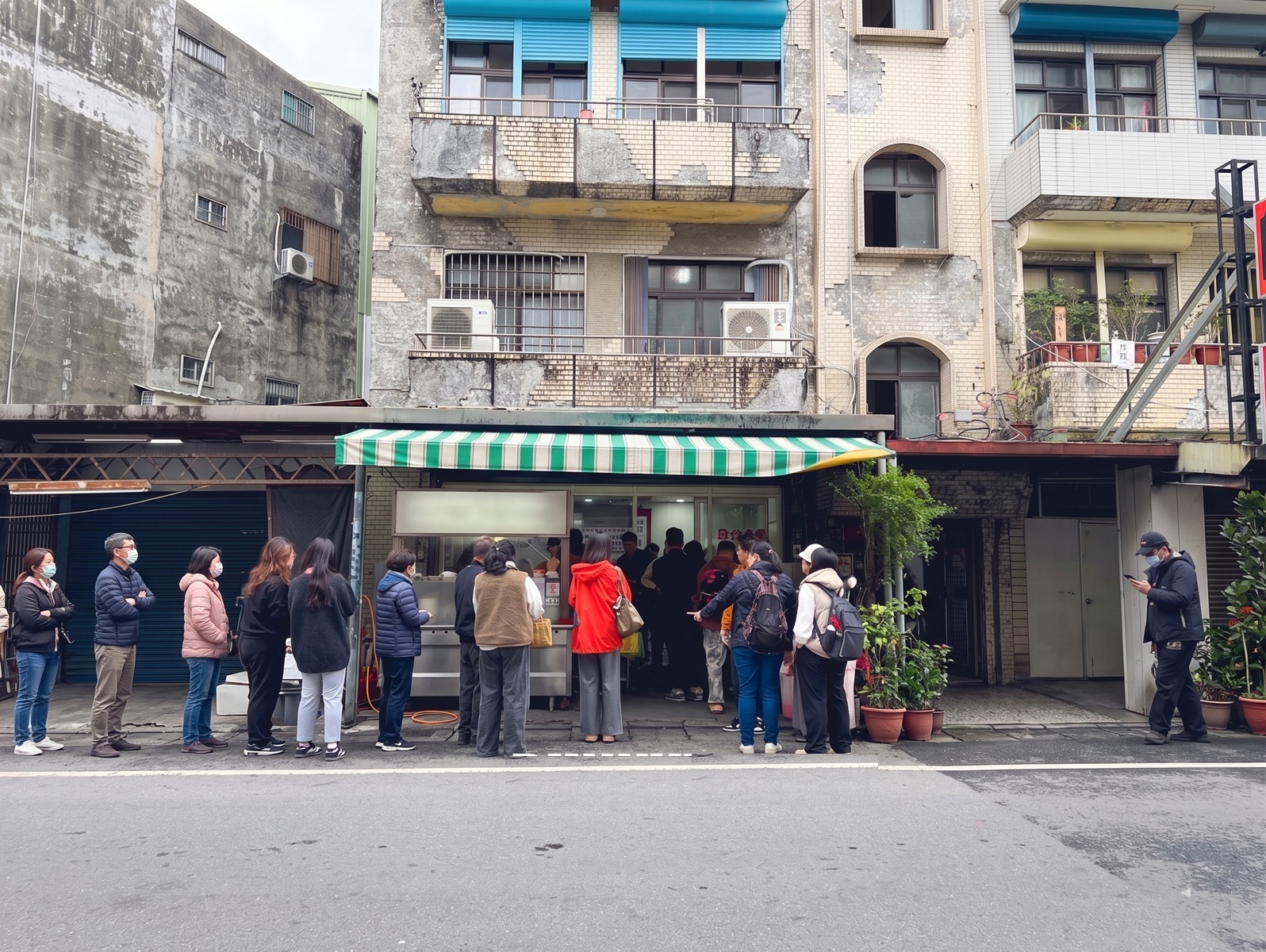 宜蘭美食農權路炸醬麵，在地人也排隊的雙醬麵，香濃又大碗只要40元CP值超高！
