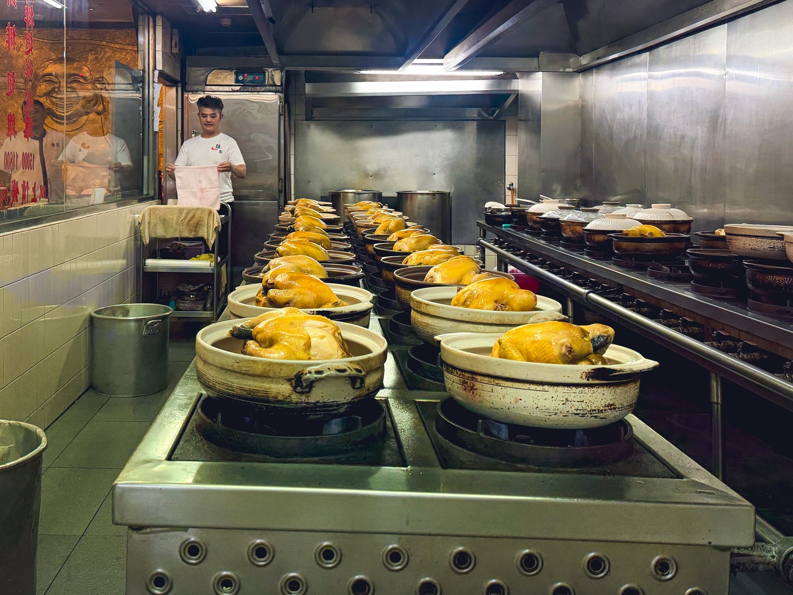 很多人不知道，是60年雞湯店家，點六菜一湯就很飽，蔥餅也是招牌