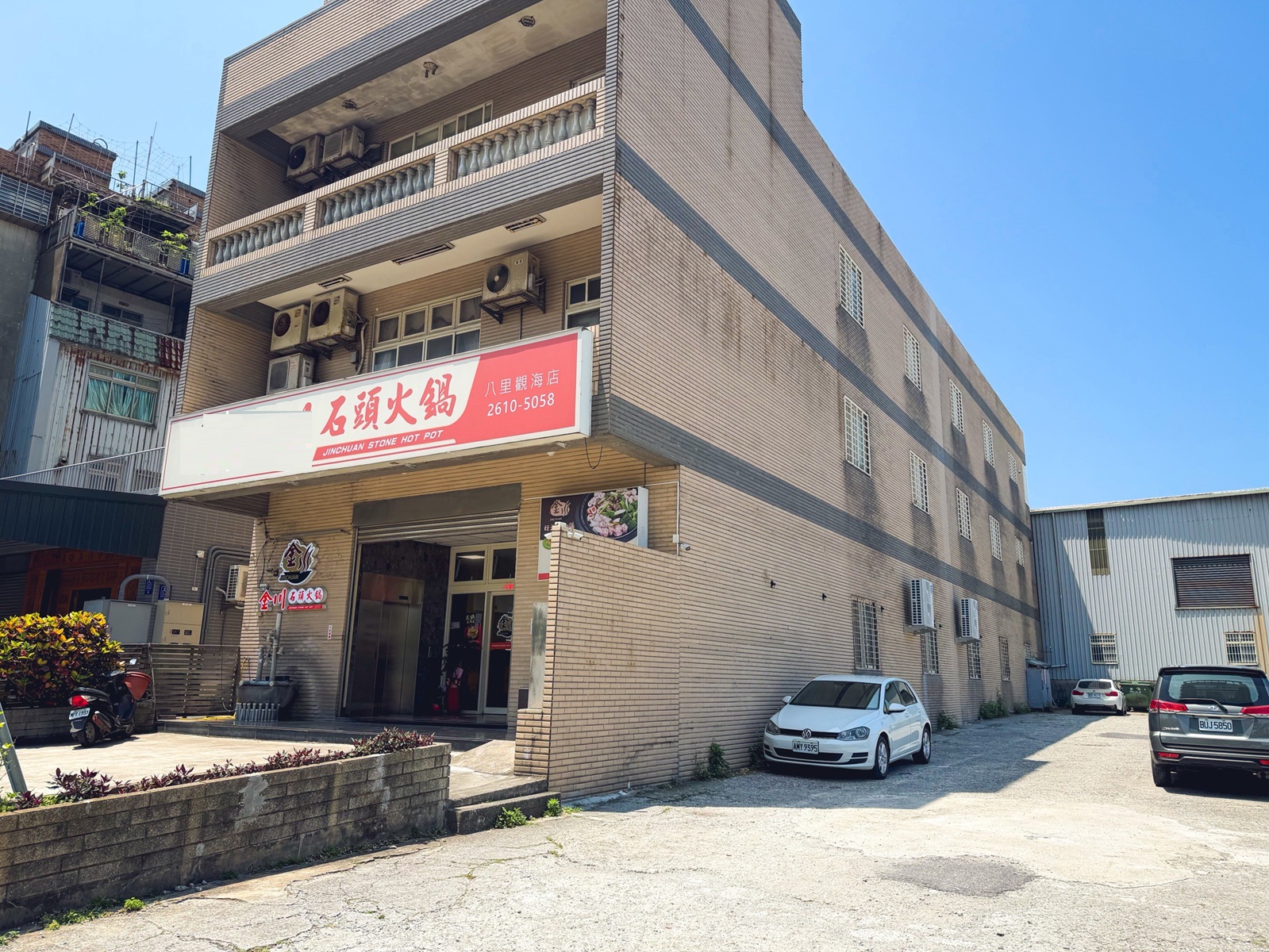 知道的人不多，是石頭火鍋店家，拿個十盤就很夠吃，先爆炒鍋底是招牌主打