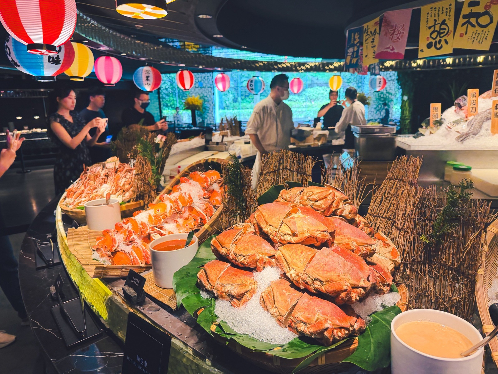 吃過的人不多，是海產自助餐店家，最低消費1180吃超飽，百種餐點是招牌主打