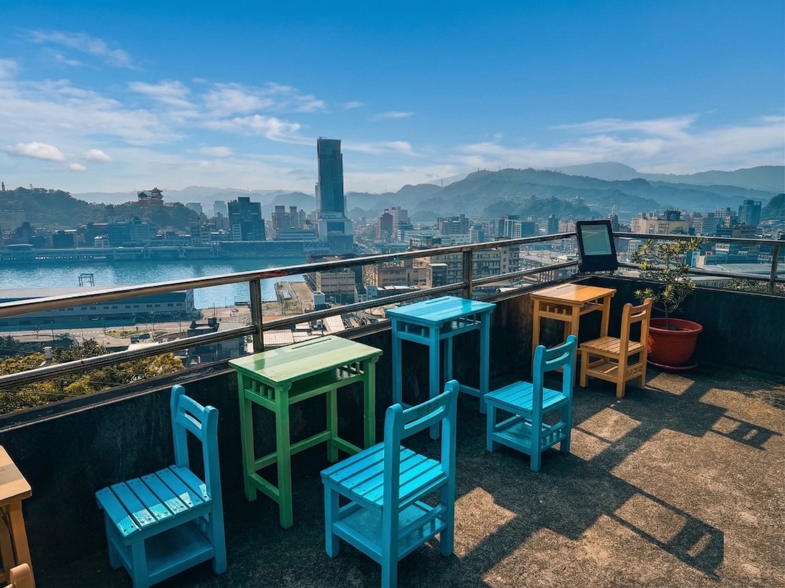 知道俯瞰港區秘境的人不多，就是地標廟宇廣場，喝免費愛心咖啡也是特色