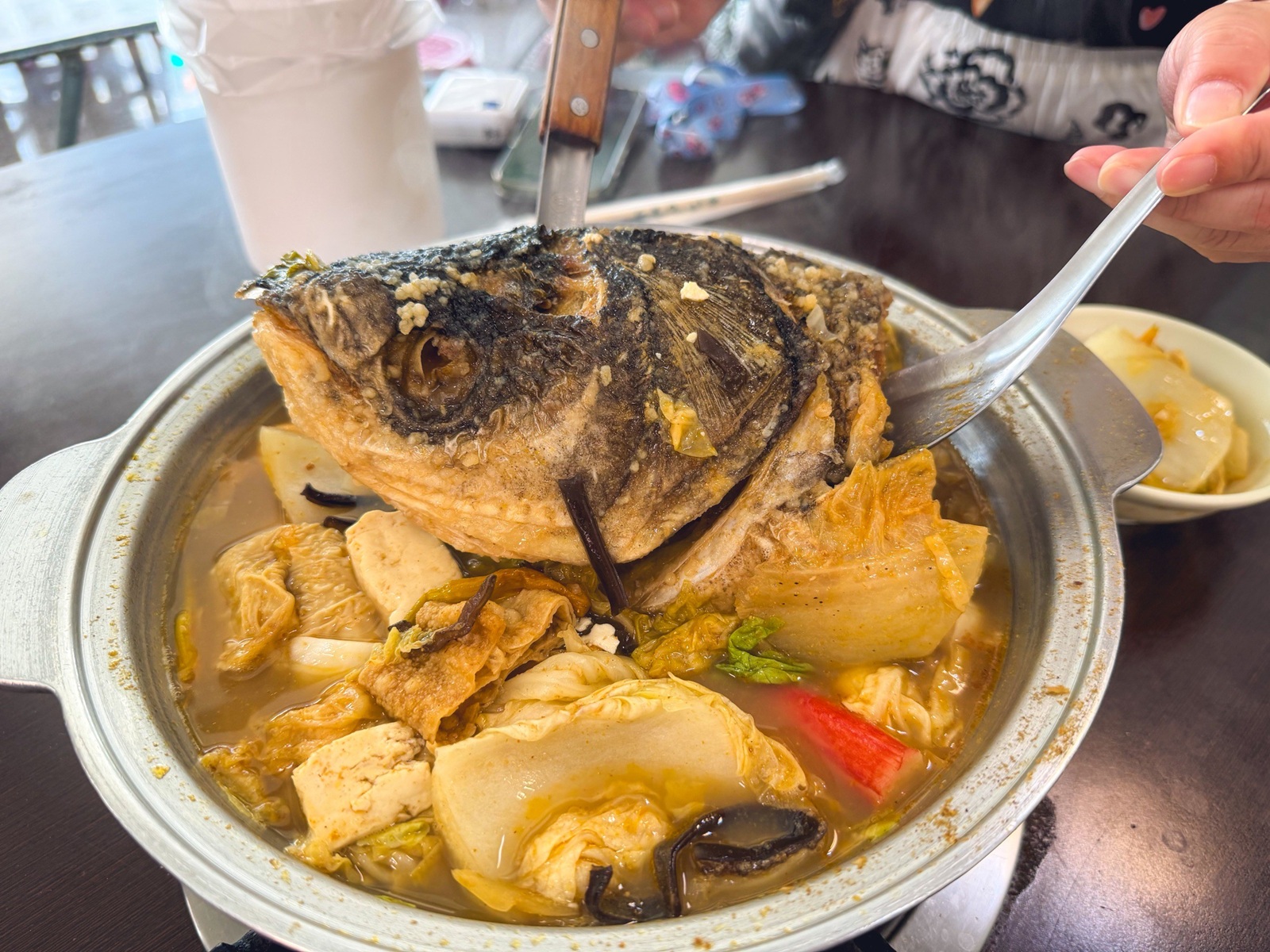 必吃霸王沙鍋魚頭！在地人狂推內行懂點沙鍋菜加魚肉，只要120元就超滿足