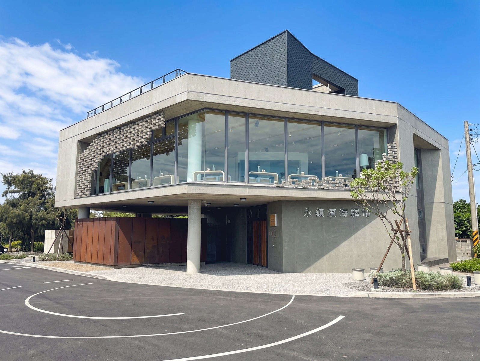 這家很多人不知道，是海景咖啡店家，低消一杯飲料即可，水果鬆餅是招牌主打