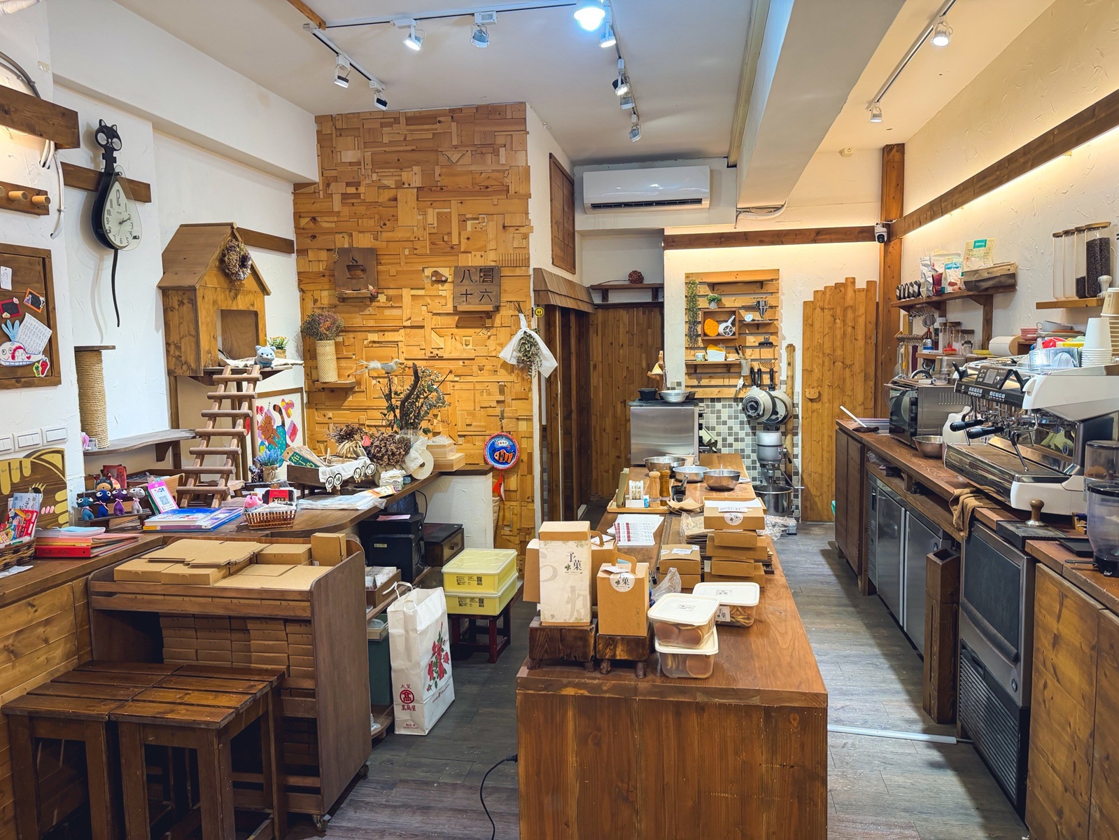 差點要歇業，就是銅鑼燒店家，點個六個才110元，二手童書免費讀是招牌