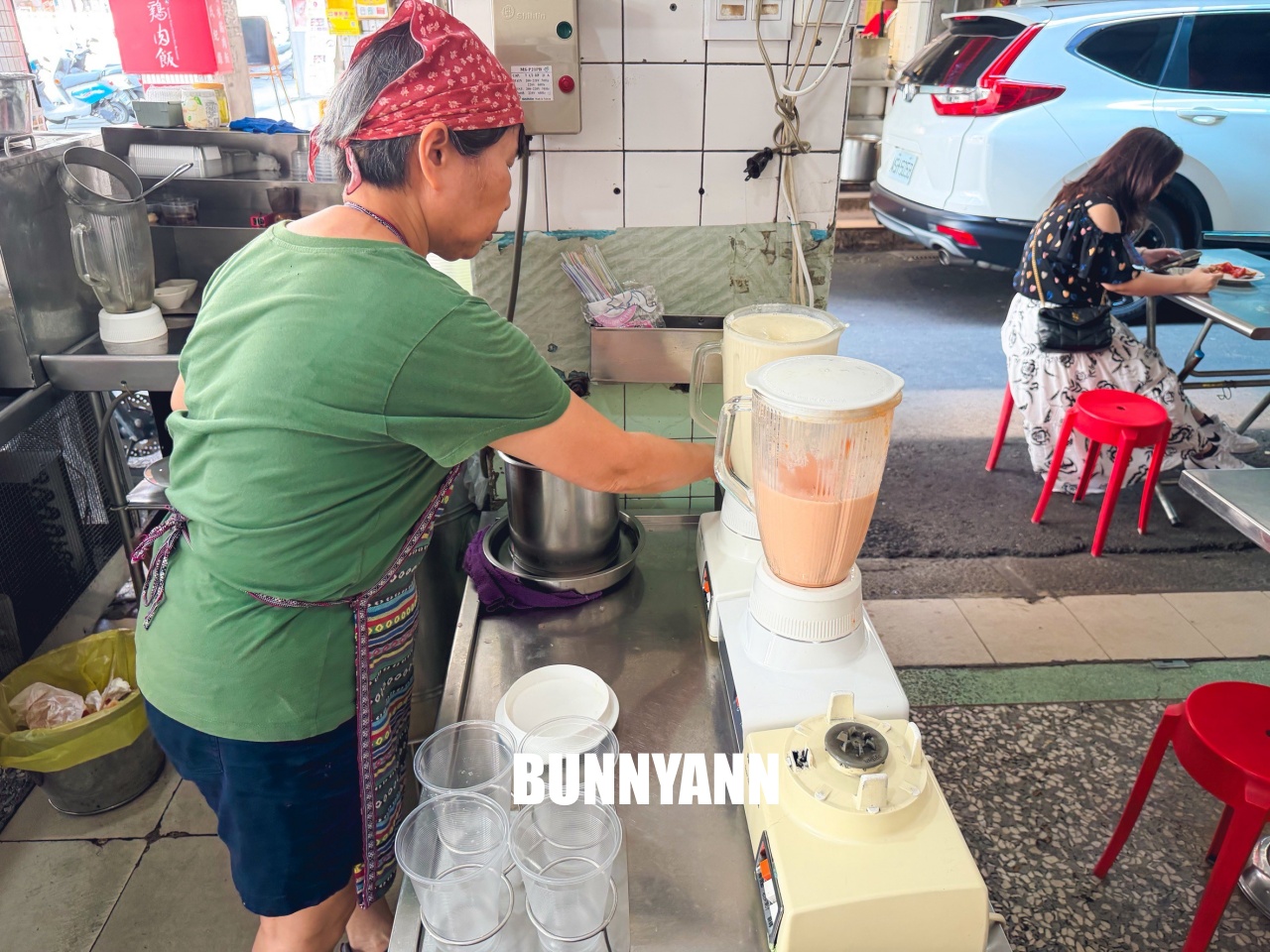 很少人知道這間冰果室，卻是布丁冰店家，蒜汁番茄拼盤也是招牌