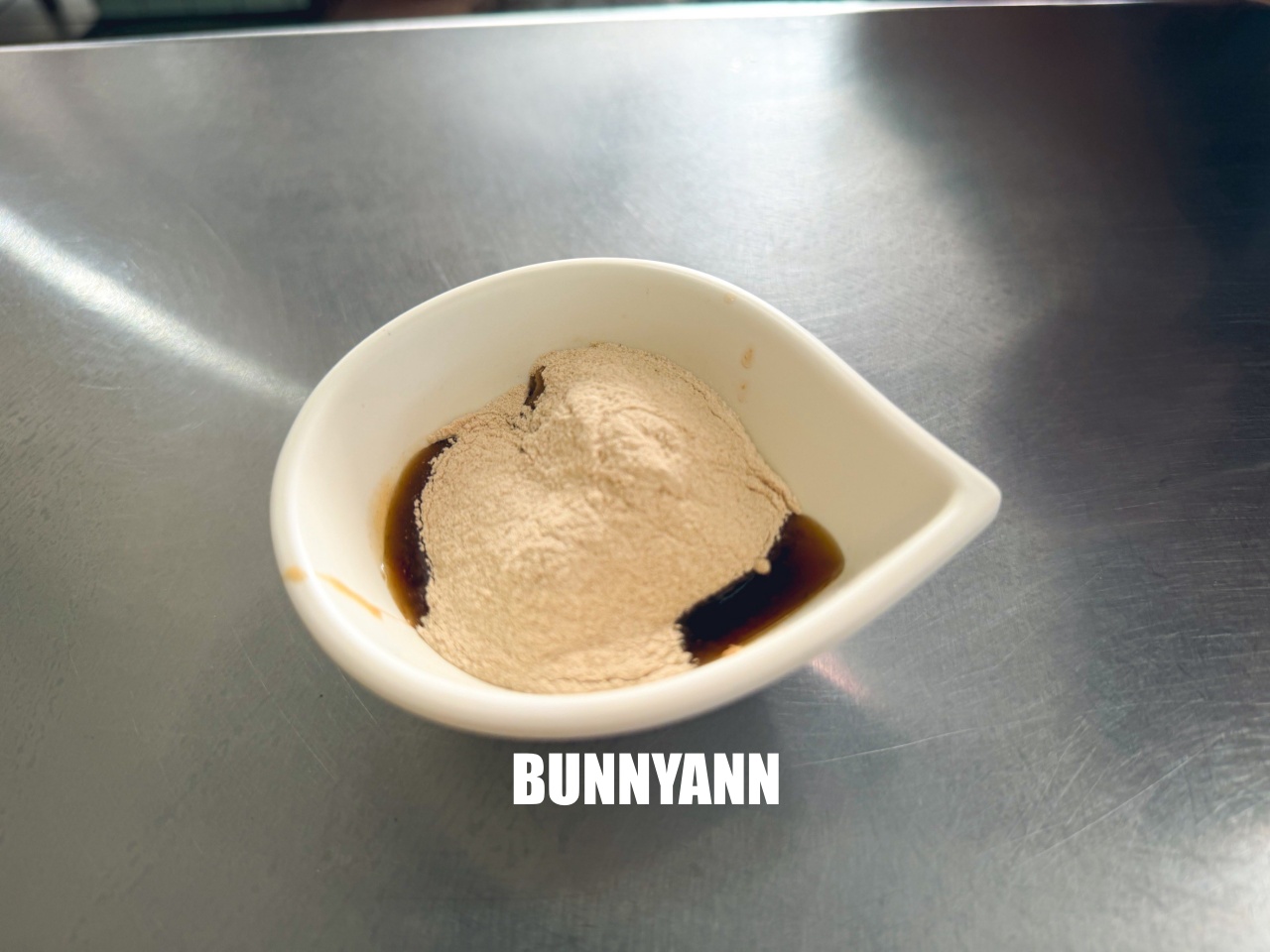 很少人知道這間冰果室，卻是布丁冰店家，蒜汁番茄拼盤也是招牌