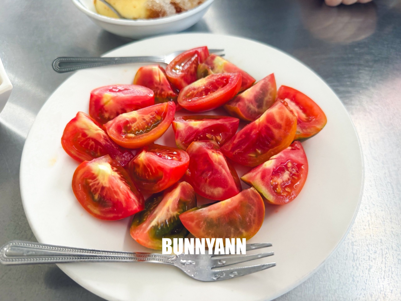 很少人知道這間冰果室，卻是布丁冰店家，蒜汁番茄拼盤也是招牌