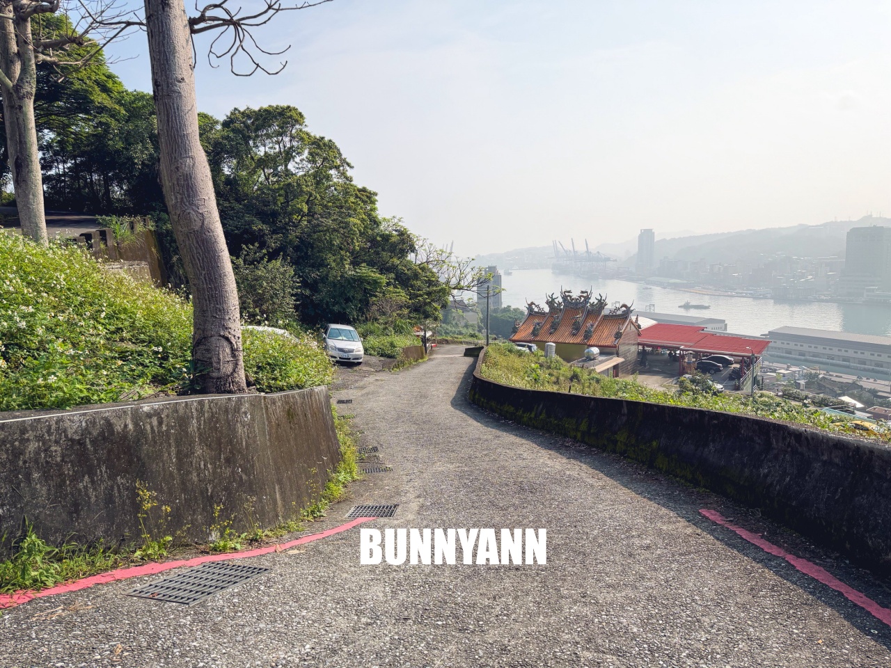 知道俯瞰港區秘境的人不多,就是地標廟宇廣場,喝免費愛心咖啡也是特色 知道俯瞰港區秘境的人不多,就是地標廟宇廣場,喝免費愛心咖啡也是特色