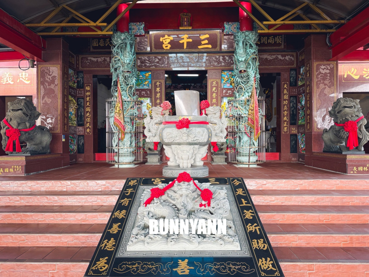 知道俯瞰港區秘境的人不多，就是地標廟宇廣場，喝免費愛心咖啡也是特色