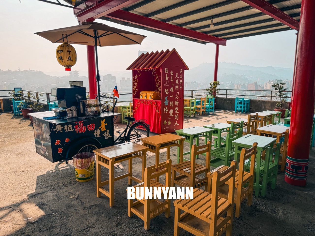 知道俯瞰港區秘境的人不多，就是地標廟宇廣場，喝免費愛心咖啡也是特色