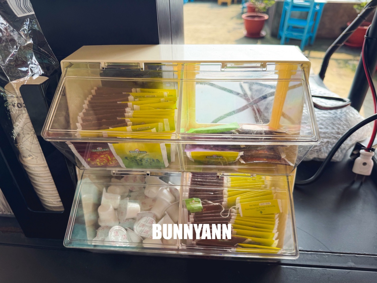 知道俯瞰港區秘境的人不多，就是地標廟宇廣場，喝免費愛心咖啡也是特色