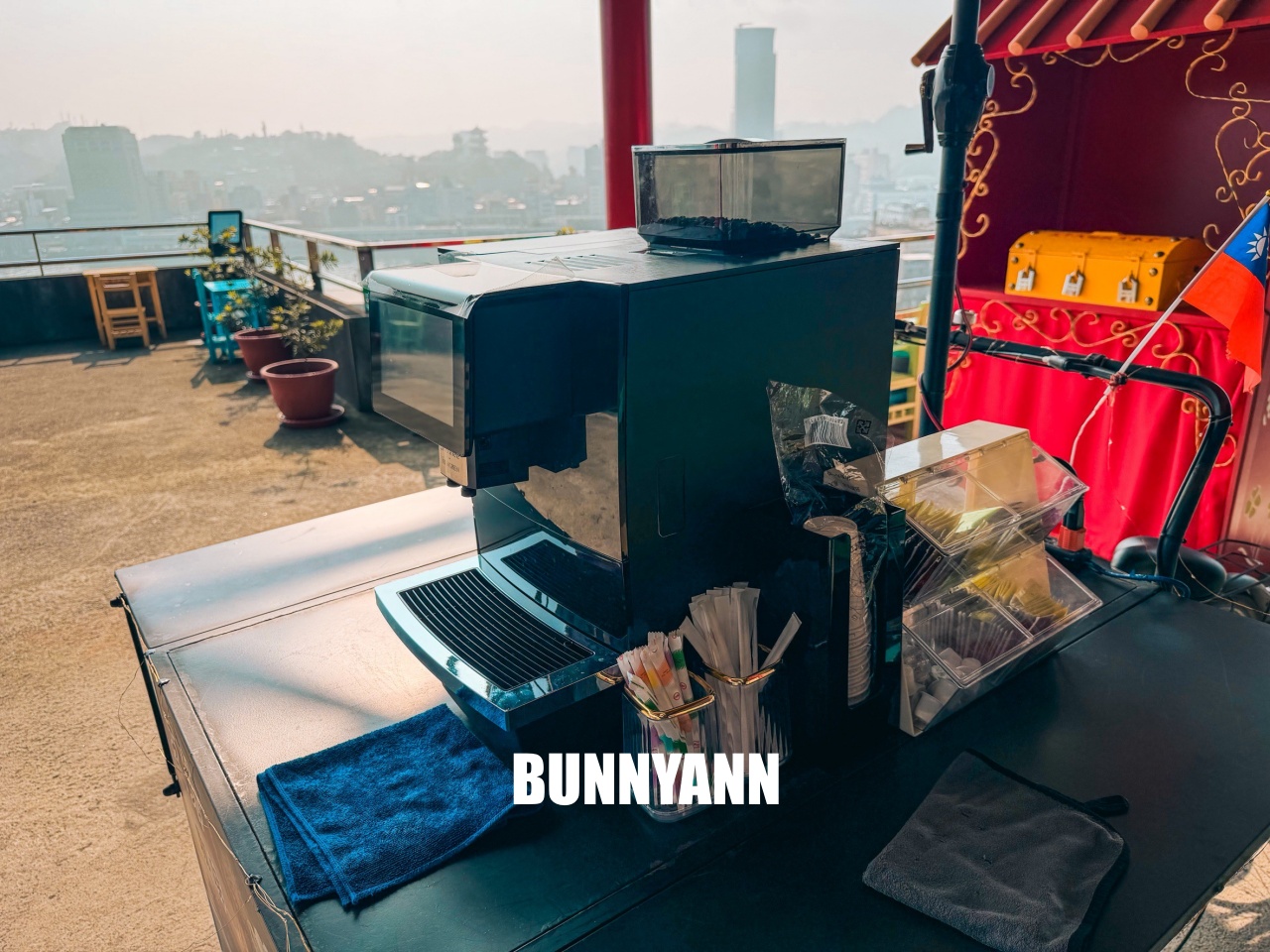 知道俯瞰港區秘境的人不多,就是地標廟宇廣場,喝免費愛心咖啡也是特色 知道俯瞰港區秘境的人不多,就是地標廟宇廣場,喝免費愛心咖啡也是特色