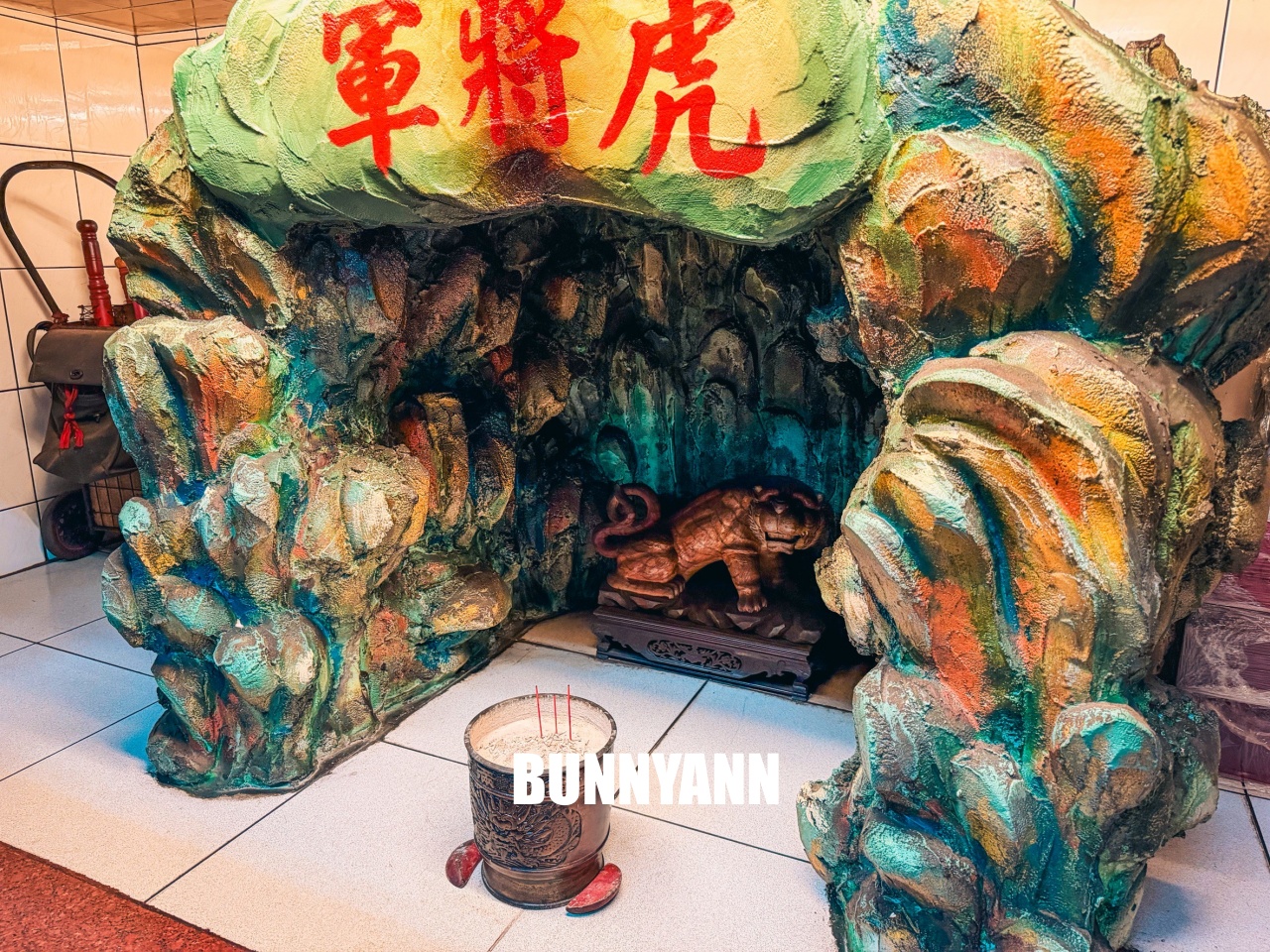 知道俯瞰港區秘境的人不多,就是地標廟宇廣場,喝免費愛心咖啡也是特色 知道俯瞰港區秘境的人不多,就是地標廟宇廣場,喝免費愛心咖啡也是特色