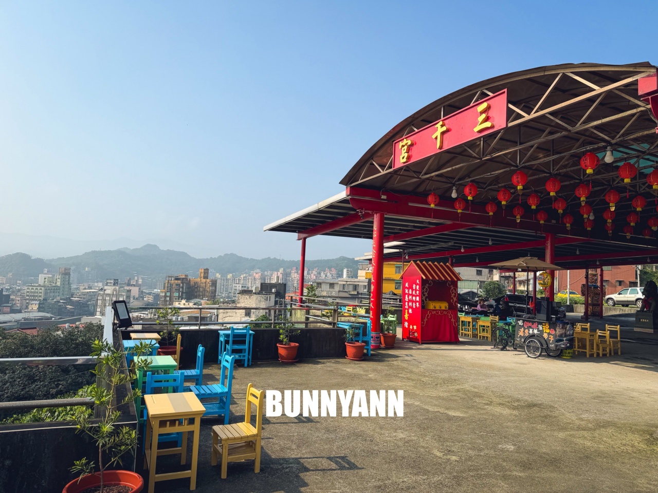 知道俯瞰港區秘境的人不多，就是地標廟宇廣場，喝免費愛心咖啡也是特色