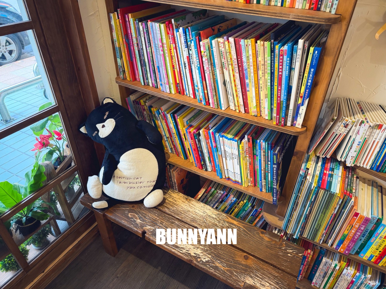 差點要歇業，就是銅鑼燒店家，點個六個才110元，二手童書免費讀是招牌