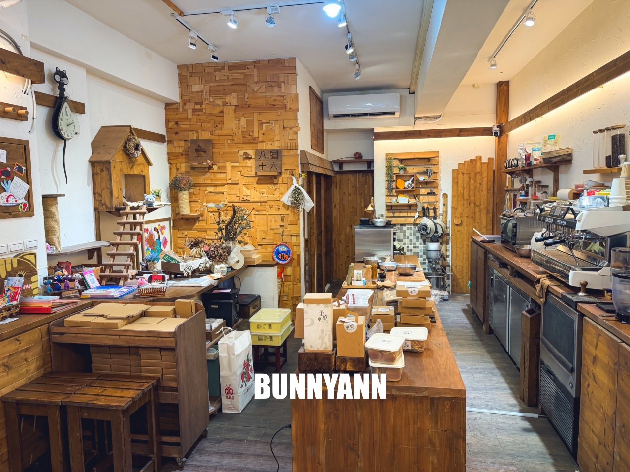 差點要歇業，就是銅鑼燒店家，點個六個才110元，二手童書免費讀是招牌