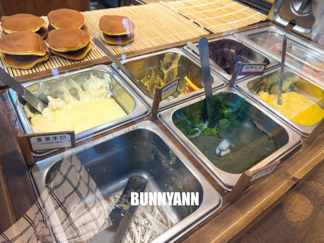 差點要歇業，就是銅鑼燒店家，點個六個才110元，二手童書免費讀是招牌