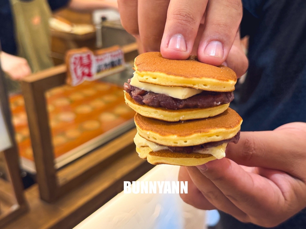 差點要歇業，就是銅鑼燒店家，點個六個才110元，二手童書免費讀是招牌