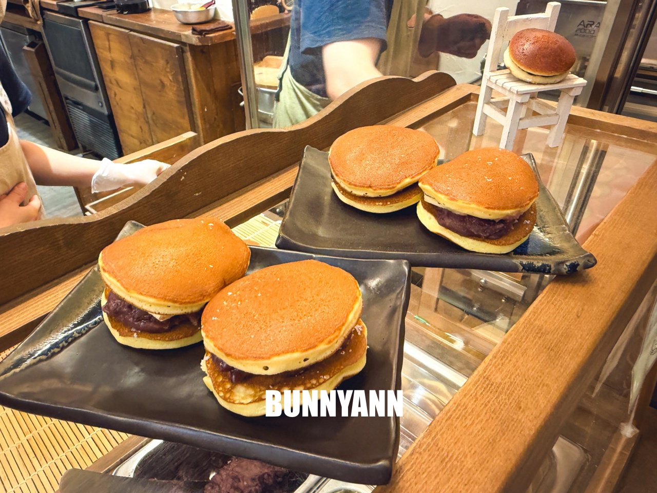 差點要歇業，就是銅鑼燒店家，點個六個才110元，二手童書免費讀是招牌