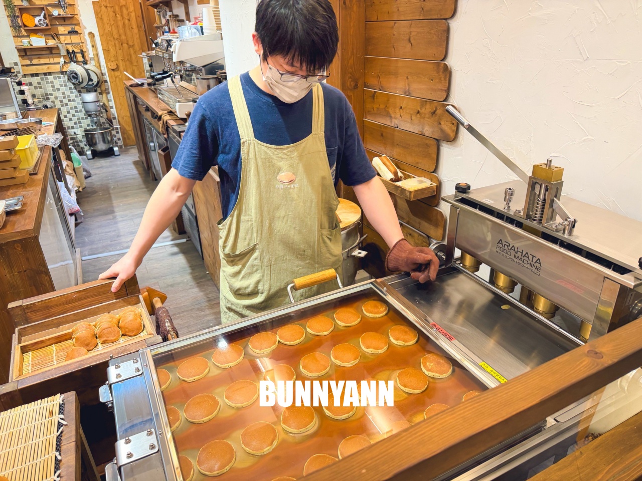 差點要歇業，就是銅鑼燒店家，點個六個才110元，二手童書免費讀是招牌