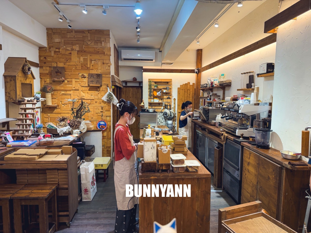 差點要歇業，就是銅鑼燒店家，點個六個才110元，二手童書免費讀是招牌